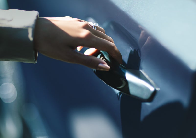 A hand gracefully grips the Light Touch Handle of a 2024 Lincoln Aviator® SUV to demonstrate its ease of use | Parkway Lincoln in Winston Salem NC