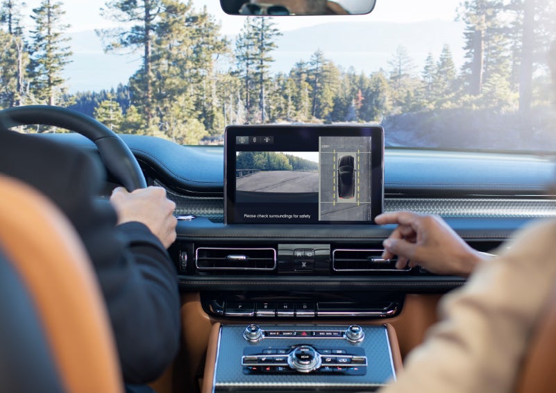 The available 360-Degree Camera shows a bird's-eye view of a Lincoln Aviator® SUV | Parkway Lincoln in Winston Salem NC