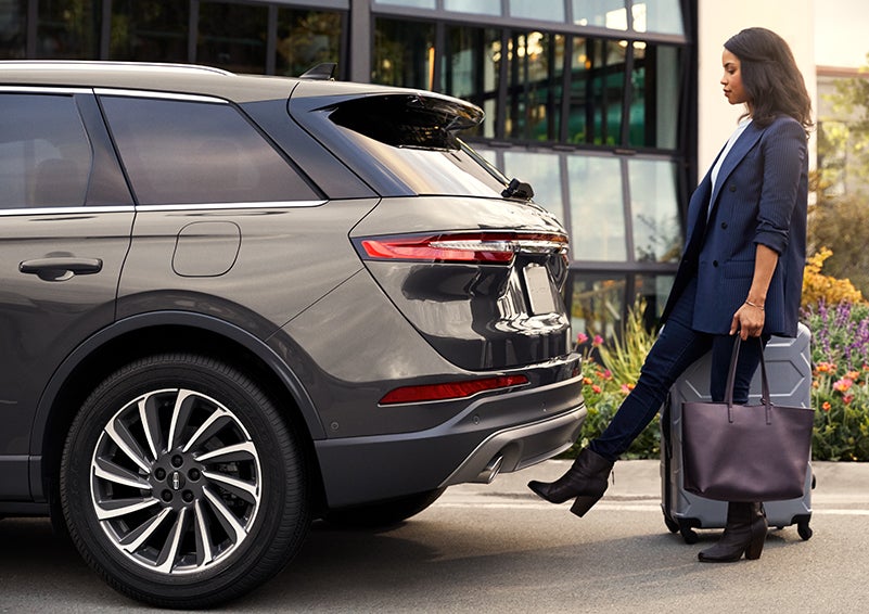 A woman with her hands full uses her foot to activate the available hands-free liftgate. | Parkway Lincoln in Winston Salem NC